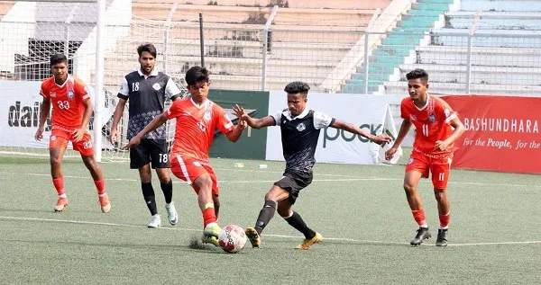 বাফুফে এলিট ও ওয়ারী ক্লাবের ফুটবল ম্যাচের দৃশ্য. Channel i News - চ্যানেল আই নিউজ