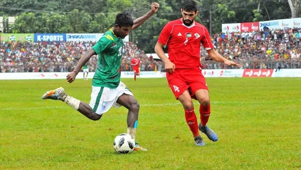 বাংলাদেশ ও ফিলিস্তিন দলের খেলোয়াড়রা মাঠে প্রতিদ্বন্দ্বিতা করছে. Channel i News - চ্যানেল আই নিউজ