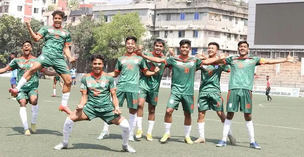 বাংলাদেশের ফুটবল দলের খেলোয়াড়রা জয়ের উল্লাসে মেতে উঠেছে. Channel i News - চ্যানেল আই নিউজ
