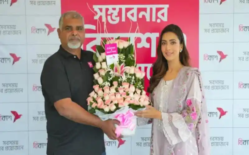 বিদ্যা সিনহা মীমের বিকাশের ব্র্যান্ড অ্যাম্বাসেডর হিসেবে শুভেচ্ছা উপহার. Channel i News - চ্যানেল আই নিউজ