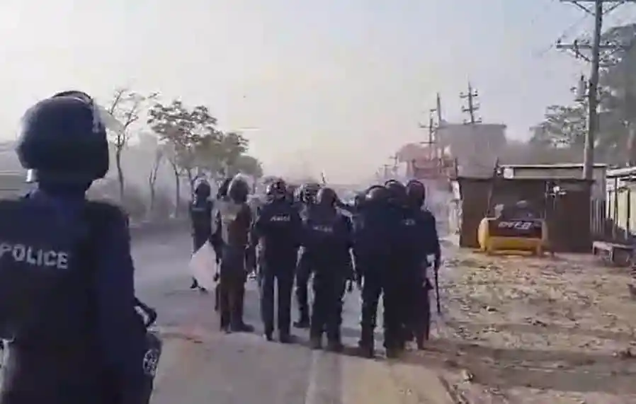 গাজীপুরে শ্রমিকদের বিক্ষোভে পুলিশ টিয়ার শেল নিক্ষেপ করছে. Channel i News - চ্যানেল আই নিউজ