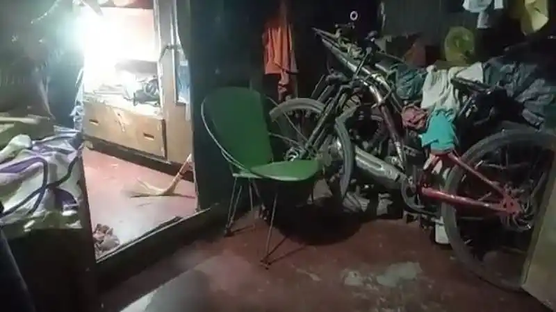 অস্ত্র দিয়ে স্বামীকে কুপিয়ে হত্যার পর স্ত্রীর আত্মসমর্পণ, পুলিশ তদন্তে. Channel i News - চ্যানেল আই নিউজ