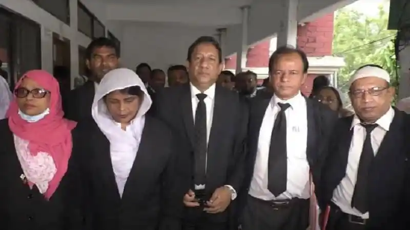 প্রক্টর জামিন না পেয়ে আদালত থেকে বের হচ্ছেন, সঙ্গে আইনজীবী ও পুলিশ. Channel i News - চ্যানেল আই নিউজ