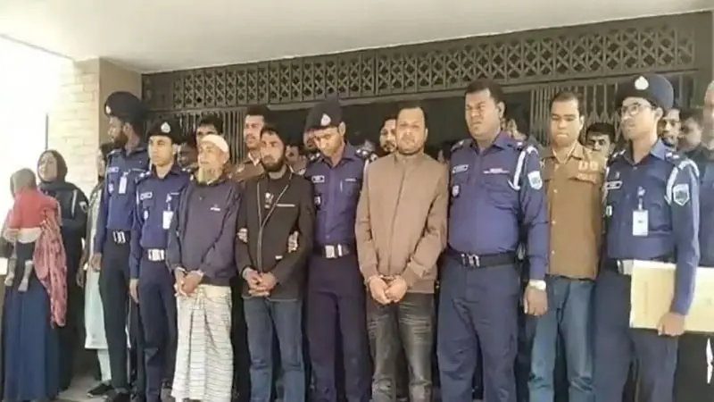 নিরাপত্তা বাহিনী ও সন্দেহভাজন ব্যক্তিরা একসঙ্গে দাঁড়িয়ে. Channel i News - চ্যানেল আই নিউজ