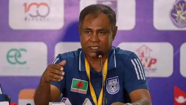 বাংলাদেশ ফুটবল দলের কোচ সংবাদ সম্মেলনে বক্তব্য দিচ্ছেন. Channel i News - চ্যানেল আই নিউজ