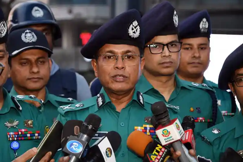 ডিএমপি কমিশনার হাবিবুর রহমান ইফতার অনুষ্ঠানে অংশগ্রহণ করছেন. Channel i News - চ্যানেল আই নিউজ