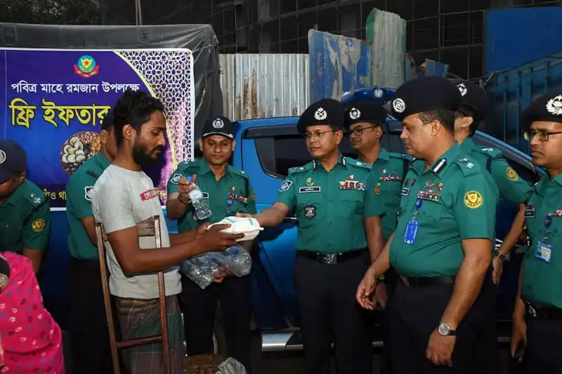ডিএমপি কমিশনার হাবিবুর রহমান ইফতার বিতরণ করছেন. Channel i News - চ্যানেল আই নিউজ