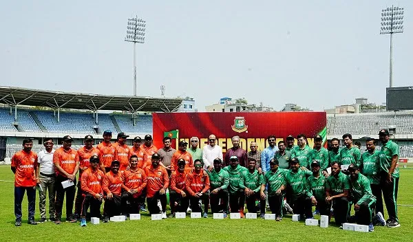 মিরপুরে স্বাধীনতা দিবসের প্রীতি ম্যাচে অংশগ্রহণকারী ফুটবলাররা. Channel i News - চ্যানেল আই নিউজ
