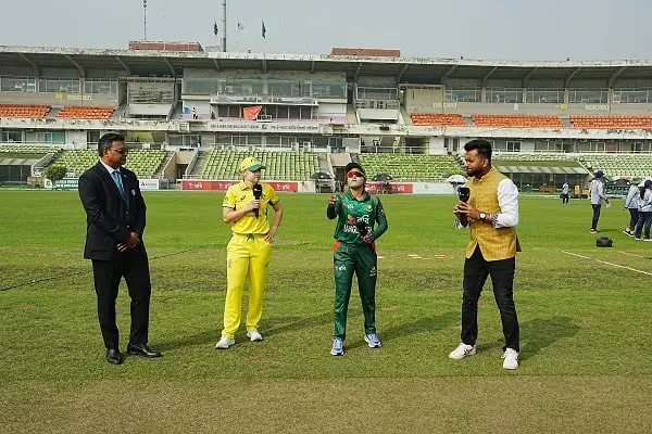 ক্রিকেট মাঠে খেলোয়াড় ও কর্মকর্তাদের সাক্ষাৎকার নেওয়া হচ্ছে. Channel i News - চ্যানেল আই নিউজ