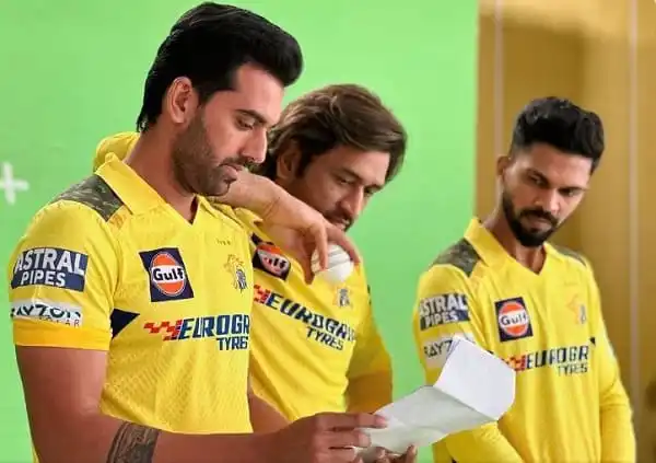 কলকাতা নাইট রাইডার্সের ক্রিকেটাররা দলীয় জার্সি পরে আলোচনা করছে।. Channel i News - চ্যানেল আই নিউজ