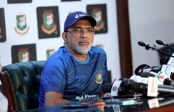 বাংলাদেশ ক্রিকেট কোচ হাথুরুসিংহে সংবাদ সম্মেলনে বসে. Channel i News - চ্যানেল আই নিউজ