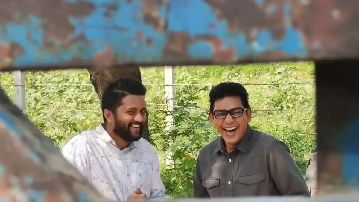 দুই অভিনেতা হাস্যোজ্জ্বলভাবে কথা বলছেন, ঈদে নতুন সিরিজের প্রচার. Channel i News - চ্যানেল আই নিউজ