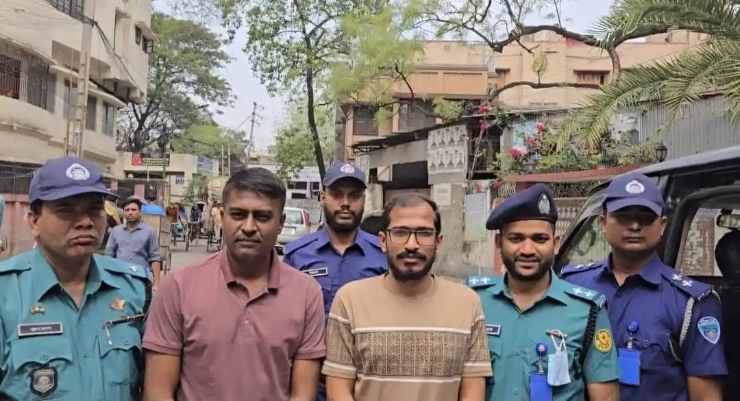 নিরাপত্তা কর্মীদের সঙ্গে একজন ব্যক্তি, ঢাকা শহরে ছবি. Channel i News - চ্যানেল আই নিউজ