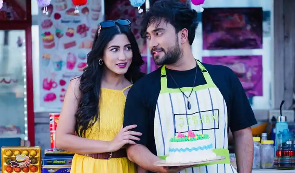 সেলিব্রিটি জোভান ও সাফার কেক বিক্রেতার সাথে ছবি তোলার সময়. Channel i News - চ্যানেল আই নিউজ
