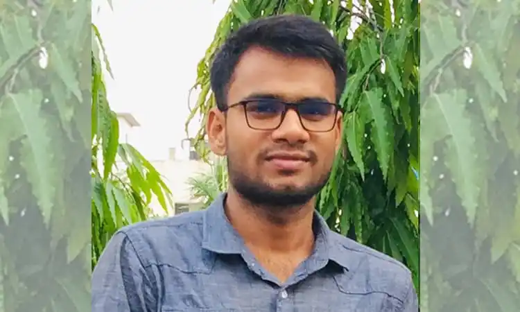 বাংলাদেশের একজন সাংবাদিকের ছবি, গাছে ঘেরা পেছনে সবুজ প্রকৃতি. Channel i News - চ্যানেল আই নিউজ