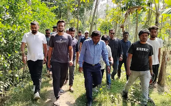 সাকিবসহ অন্যরা মাগুরা মেডিকেল কলেজ হাসপাতালের স্থান পরিদর্শন করছেন. Channel i News - চ্যানেল আই নিউজ