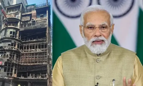 নরেন্দ্র মোদি বেইলি রোডে আগুনে ক্ষতিগ্রস্ত ভবনের পাশে. Channel i News - চ্যানেল আই নিউজ