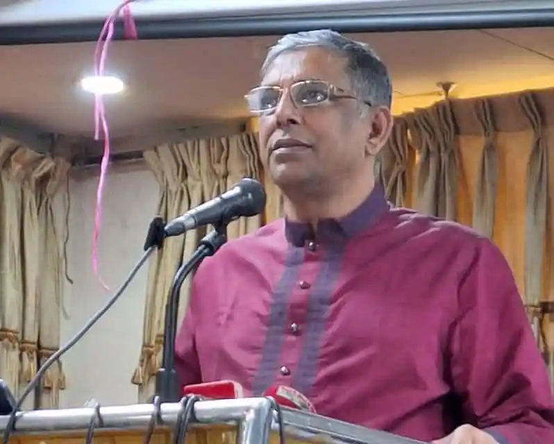 নাছিম বক্তৃতা দিচ্ছেন, পেছনে পর্দা ও মাইক দেখা যাচ্ছে. Channel i News - চ্যানেল আই নিউজ