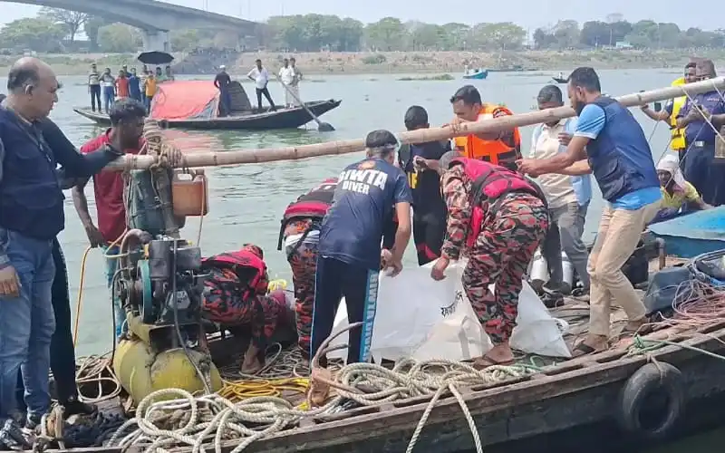 নৌকায় উদ্ধারকাজে অংশ নেওয়া উদ্ধারকর্মী ও স্থানীয়রা, মেঘনায় ট্রলারডুবির ঘটনায় উদ্ধার অভিযান।. Channel i News - চ্যানেল আই নিউজ