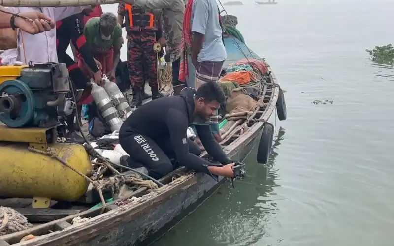 নৌকায় উদ্ধার অভিযান চালাচ্ছেন উদ্ধারকর্মীরা, মেঘনায় ট্রলারডুবির ঘটনায়. Channel i News - চ্যানেল আই নিউজ