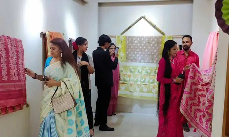 শিল্পীরা তাঁতের শাড়ি দেখছেন ও বিক্রির জন্য প্রস্তুত করছেন. Channel i News - চ্যানেল আই নিউজ