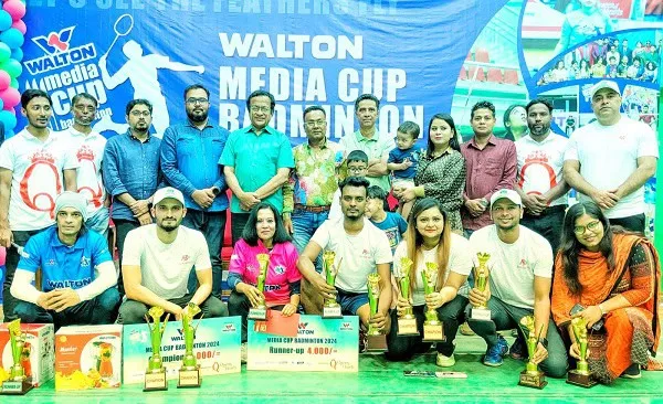চ্যাম্পিয়ন ও রানার্সআপ দলের খেলোয়াড় ও কোচরা পুরস্কার গ্রহণ করছেন. Channel i News - চ্যানেল আই নিউজ