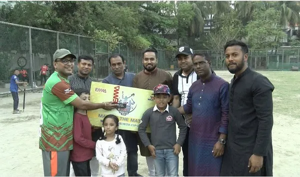 ক্রিকেট খেলতে মাঠে উপস্থিত ক্রিকেটার ও দর্শকরা. Channel i News - চ্যানেল আই নিউজ