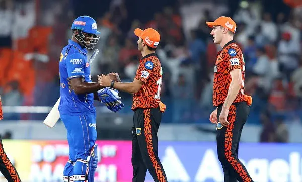 IPL খেলোয়াড়রা একে অপরের সাথে শুভেচ্ছা বিনিময় করছে. Channel i News - চ্যানেল আই নিউজ