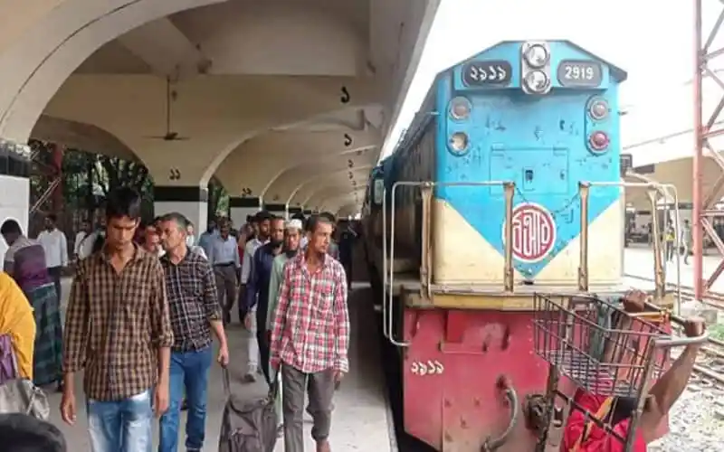 জনপ্রিয় ট্রেন স্টেশনে যাত্রীরা অপেক্ষা করছে. Channel i News - চ্যানেল আই নিউজ