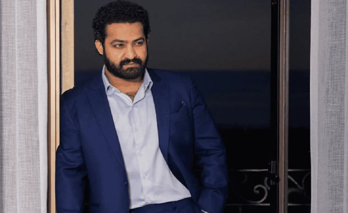 নেতিবাচক ভাবনায় একজন যুবক, পেছনে অন্ধকার পরিবেশ।. Channel i News - চ্যানেল আই নিউজ