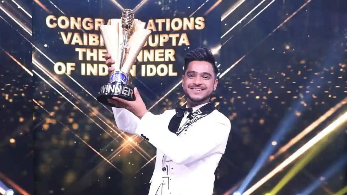 বৈভব গুপ্তা ইন্ডিয়ান আইডল বিজয়ী হিসেবে ট্রফি হাতে নিয়ে হাসছেন. Channel i News - চ্যানেল আই নিউজ