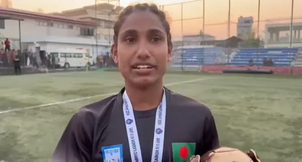 বাংলাদেশের একজন যুব নারী ফুটবল খেলোয়াড়ের ছবি, পঞ্চগড়ের ইয়ারজানের গল্পের অংশ. Channel i News - চ্যানেল আই নিউজ