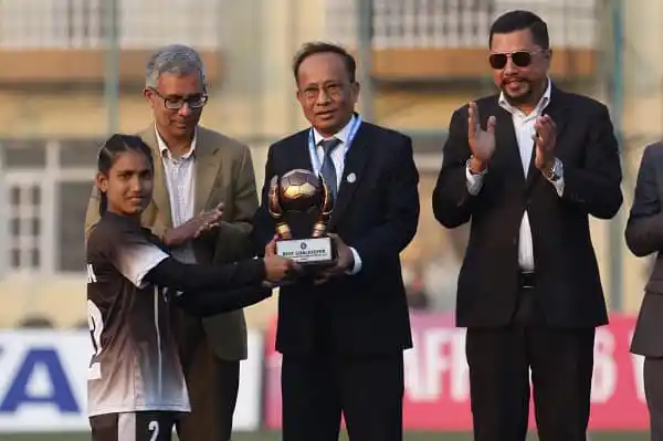 ফুটবল ট্রফি গ্রহণের সময় বাংলাদেশি ফুটবল দলের খেলোয়াড় ও কর্মকর্তারা. Channel i News - চ্যানেল আই নিউজ