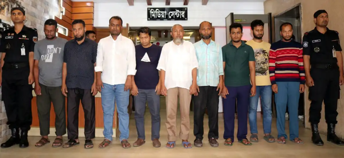 টিকিট কালোবাজারি করতে গিয়ে গ্রেপ্তার ট্রেন টিকিট চক্রের সদস্যরা. Channel i News - চ্যানেল আই নিউজ