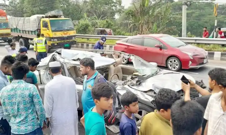 প্রাইভেটকারের সঙ্গে নিয়ন্ত্রণহীন কাভার্ডভ্যানের সংঘর্ষ, নিহত ২. Channel i News - চ্যানেল আই নিউজ