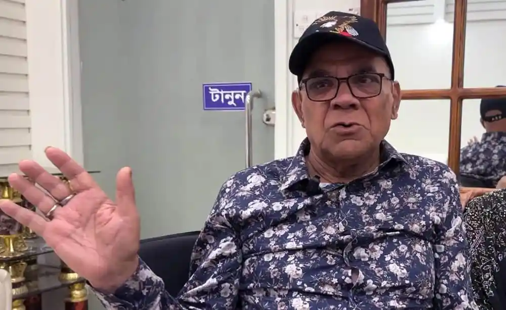 আহমেদ শরীফ বিবৃতি দিচ্ছেন, পেছনে অন্যরা দেখা যাচ্ছে. Channel i News - চ্যানেল আই নিউজ