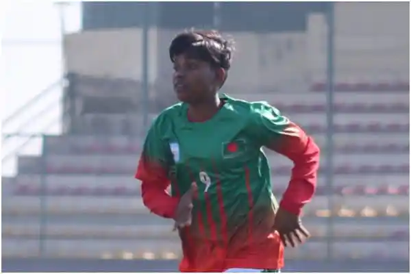 বাংলাদেশের নারী ফুটবল খেলোয়াড় মাঠে দৌড়াচ্ছে. Channel i News - চ্যানেল আই নিউজ