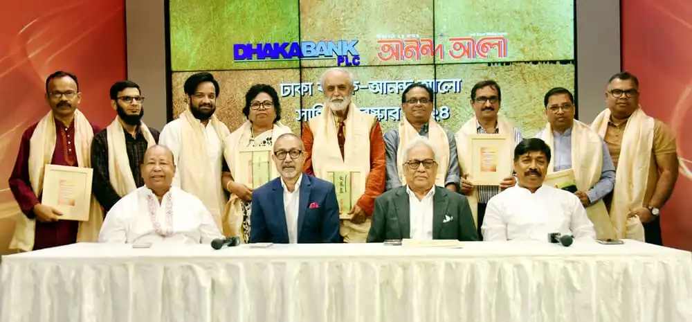 সাংবাদিক ও সাহিত্যিকরা সাহিত্য পুরস্কার গ্রহণ করছেন. Channel i News - চ্যানেল আই নিউজ