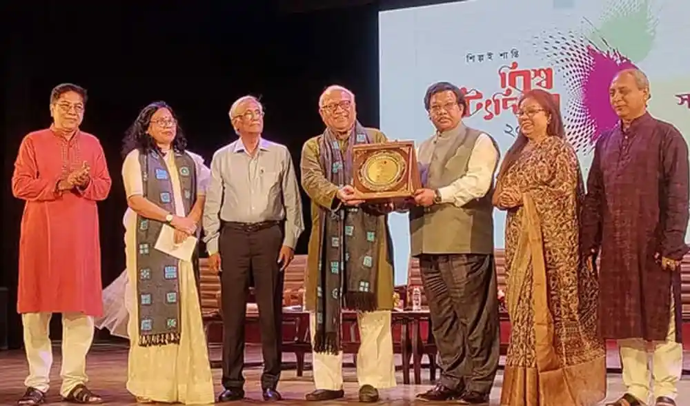 বিশেষ অনুষ্ঠানে আতাউর রহমানকে সম্মাননা প্রদান করা হচ্ছে. Channel i News - চ্যানেল আই নিউজ