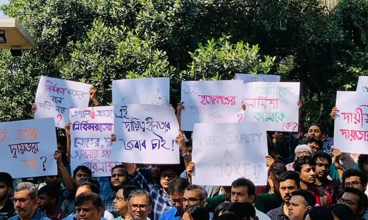 বিক্ষোভকারীরা অগ্নি নিরাপত্তা ও শিক্ষার্থীদের দাবির পক্ষে প্রতিবাদ করছে. Channel i News - চ্যানেল আই নিউজ