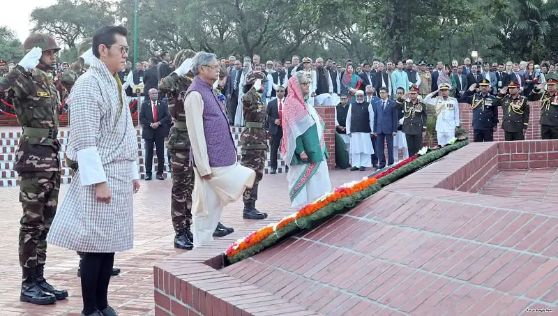 বাংলাদেশের মুক্তিযুদ্ধের স্মৃতিসৌধে শ্রদ্ধা নিবেদন করছেন রাষ্ট্রপ্রধান ও সেনা কর্মকর্তা. Channel i News - চ্যানেল আই নিউজ