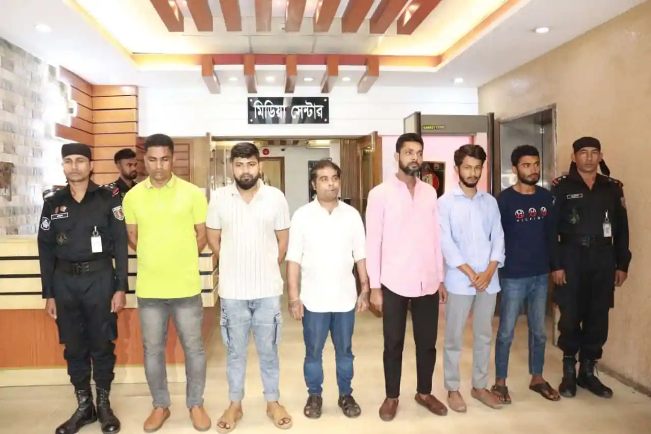 সীমান্ত দিয়ে আসা অস্ত্র বিক্রির সন্দেহে আটক সন্ত্রাসীরা. Channel i News - চ্যানেল আই নিউজ