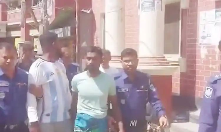 নিরাপত্তা বাহিনীর সদস্যরা একজন ব্যক্তিকে আটক করছে. Channel i News - চ্যানেল আই নিউজ