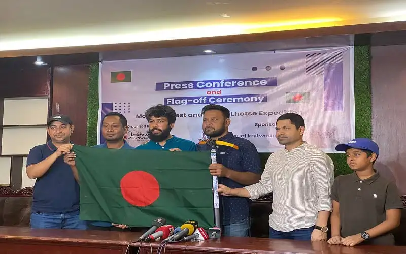 বাংলাদেশের পতাকা হাতে নিয়ে সংবাদ সম্মেলনে অংশগ্রহণকারীরা. Channel i News - চ্যানেল আই নিউজ