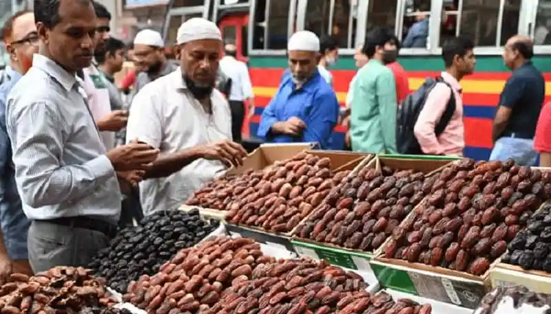 বাজারে খেজুর বিক্রেতা ও ক্রেতাদের ভিড়, রমজানে বিশেষ মূল্যে. Channel i News - চ্যানেল আই নিউজ