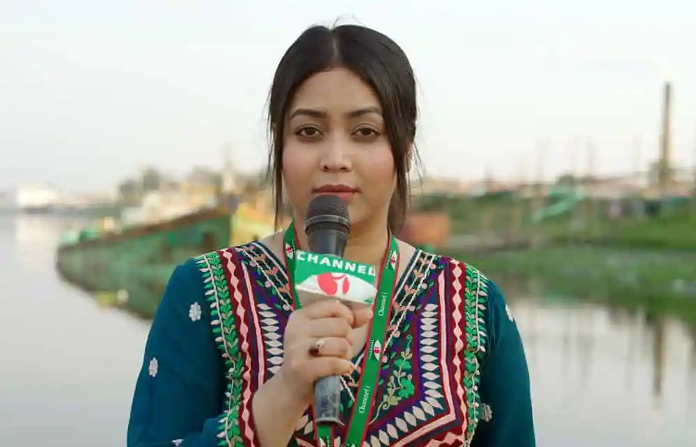 বাংলাদেশি নারী সাংবাদিক চ্যানেল আই অনলাইন এর জন্য রিপোর্ট করছেন. Channel i News - চ্যানেল আই নিউজ