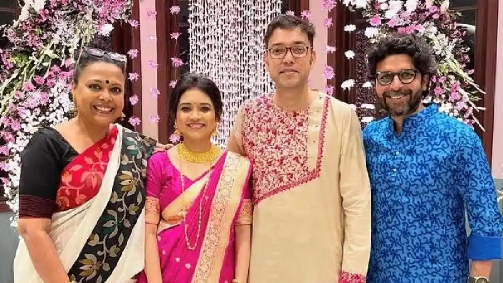 বিবাহোত্তর সংবর্ধনায় অতিথি ও পরিবারের সদস্যরা হাসিমুখে ছবি. Channel i News - চ্যানেল আই নিউজ
