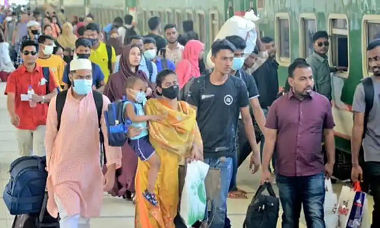 বাংলাদেশের রেলওয়ে স্টেশনে ঈদযাত্রার জন্য যাত্রীরা প্রস্তুত. Channel i News - চ্যানেল আই নিউজ