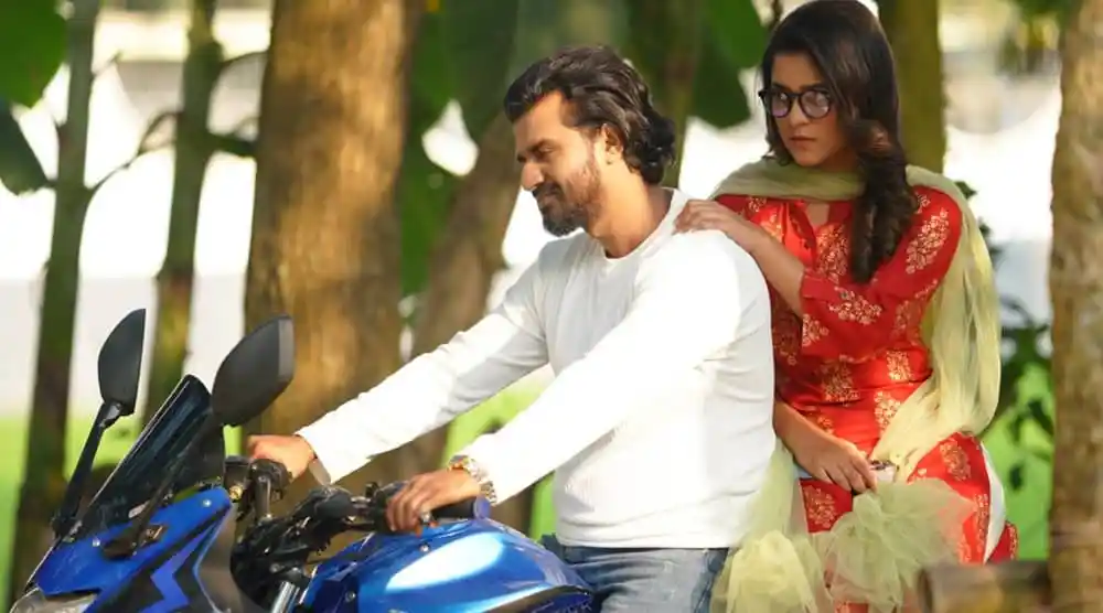 প্রবাসী প্রেমিকের চরিত্রে মুশফিক ও প্রেমিকা বাইকে বসে. Channel i News - চ্যানেল আই নিউজ