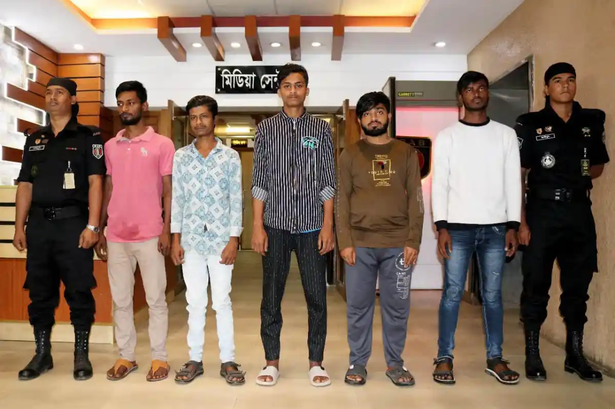 নিহত ব্যক্তিদের পরিবারের সদস্যরা র্যাবের সামনে দাঁড়িয়ে. Channel i News - চ্যানেল আই নিউজ